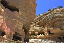 Kaya içine oyulan 14 asırlık 5 katlı yerleşim yeri