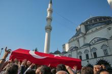 Eski devlet bakanı Süleyman Arif Emre son yolculuğuna uğurlandı