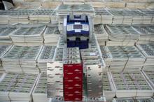 Sahte dolarlar emniyetin bahçesinde sergileniyor