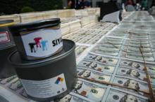 Sahte dolarlar emniyetin bahçesinde sergileniyor