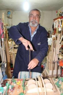 Torununa oyuncak yapmak için başladı, ahşap ustası oldu