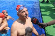 Ümraniye Belediye Başkanı Yıldırım, çocuklarla kulaç attı