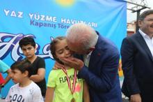 Ümraniye Belediye Başkanı Yıldırım, çocuklarla kulaç attı