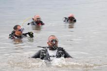Depremde iki bacağını kaybeden Ufuk, deniz altındaki enkaza kitabını bıraktı