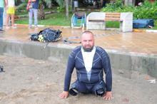 Depremde iki bacağını kaybeden Ufuk, deniz altındaki enkaza kitabını bıraktı