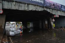 Unkapanı köprü altında biriken sudan bir kişinin cesedi çıktı