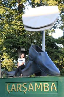 Yumurta topuk ayakkabı ile 8 köşe kasketin heykeli dikildi