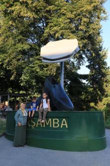 Yumurta topuk ayakkabı ile 8 köşe kasketin heykeli dikildi