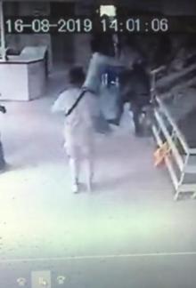 Baba ve oğlunun doktoru dövdükleri anlar güvenlik kamerasında