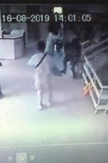 Baba ve oğlunun doktoru dövdükleri anlar güvenlik kamerasında