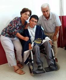 Mustafa, klavyeyi burnu ile kullanarak ikinci kitabını yazıyor