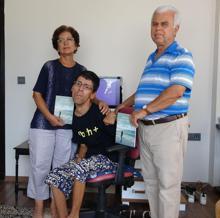 Mustafa, klavyeyi burnu ile kullanarak ikinci kitabını yazıyor