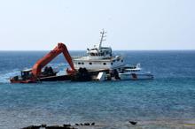 Bozcaada'da yarısı batık gemi, oturduğu karada duruyor