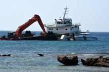 Bozcaada'da yarısı batık gemi, oturduğu karada duruyor