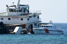 Bozcaada'da yarısı batık gemi, oturduğu karada duruyor