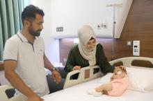 Doktorların 'yaşamaz' dediği Elvin bebek hayata tutundu