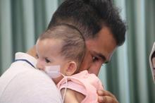 Doktorların 'yaşamaz' dediği Elvin bebek hayata tutundu