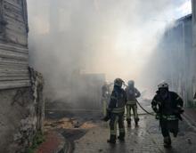 Fatih'te metruk binada yangın