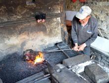 Elmalı'nın 'Kelleci Erol'u zamana direniyor