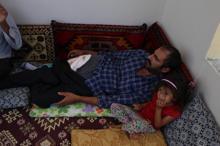 Cebinde patlayan telefon bacağını yaraladı