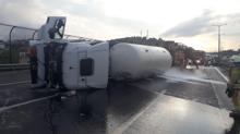 TEM Otoyolu’nda oksijen yüklü tanker devrildi: 1 yaralı