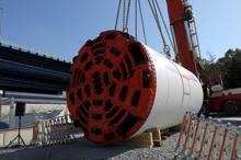 Ayvalıdere Yağmur Suyu Tüneli'ne tünel açma makinesi indirildi