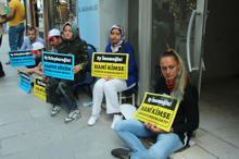 İBB'de işten çıkartılan bir grup işçi CHP İl binası önünde oturma eylemine başladı