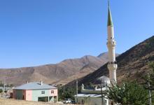 Caminin minaresi ve tepelere çıkarak görüşme yapıyorlar