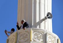 Caminin minaresi ve tepelere çıkarak görüşme yapıyorlar