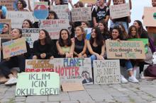 Liseli öğrenciler Gündoğdu Meydanı'nda 'İklim Grevi' yaptı