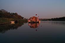 Riva Deresi'nin yüzen evi