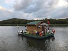 Riva Deresi'nin yüzen evi