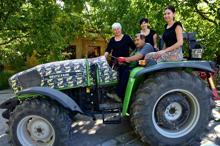 Kariyerlerinden vazgeçen iki kız kardeş ceviz üreticisi oldu