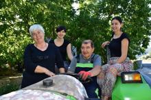 Kariyerlerinden vazgeçen iki kız kardeş ceviz üreticisi oldu