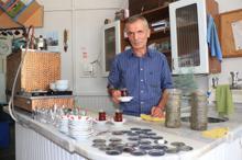 Pet şişelerde fidan yetiştirip, dağıtıyor