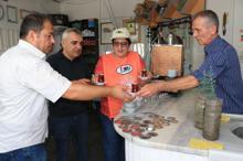 Pet şişelerde fidan yetiştirip, dağıtıyor