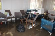 İzmir'i sağanak vurdu; Ev ve iş yerlerini su bastı +