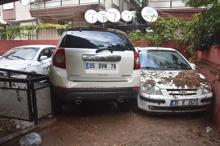 İzmir'i sağanak vurdu; Ev ve iş yerlerini su bastı +