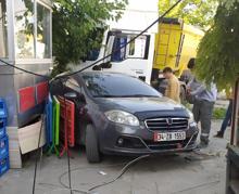 Hafriyat kamyonu durağa daldı