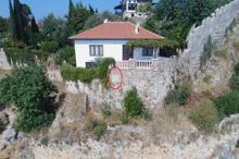 Tarihi surlara açtığı pencereye, taş görünümlü kaplama yaptırmış