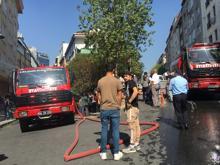 Şişli'de 5 katlı binanın çatısında yangın