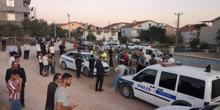 Sokakta oynayan çocukların arasına daldı