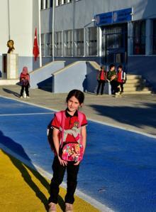 Kızının okula gidebilmesi için veresiye yol yaptırdı