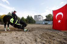 Başkent'in atlı polis birliklerine sıkı eğitim