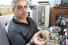 Ustasına yardıma gitti, 30 yıldır Siirt'te saat tamir ediyor