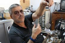 Ustasına yardıma gitti, 30 yıldır Siirt'te saat tamir ediyor