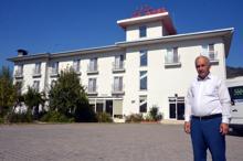 Minibüs şoförlüğü bırakıp ilçenin ilk otelini yaptı