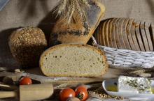 Ekmeği 126 yıl önceki usullere göre yapıp taş fırında pişiriyor