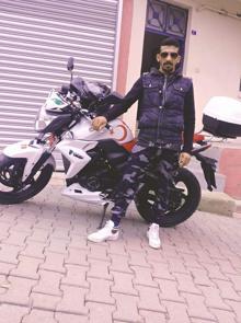 Motosikletiyle evine giderken başından vuruldu