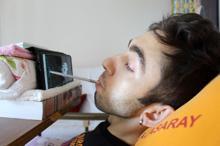 Ağzıyla kullandığı dokunmatik kalemle çektiği videolarla fenomen oldu